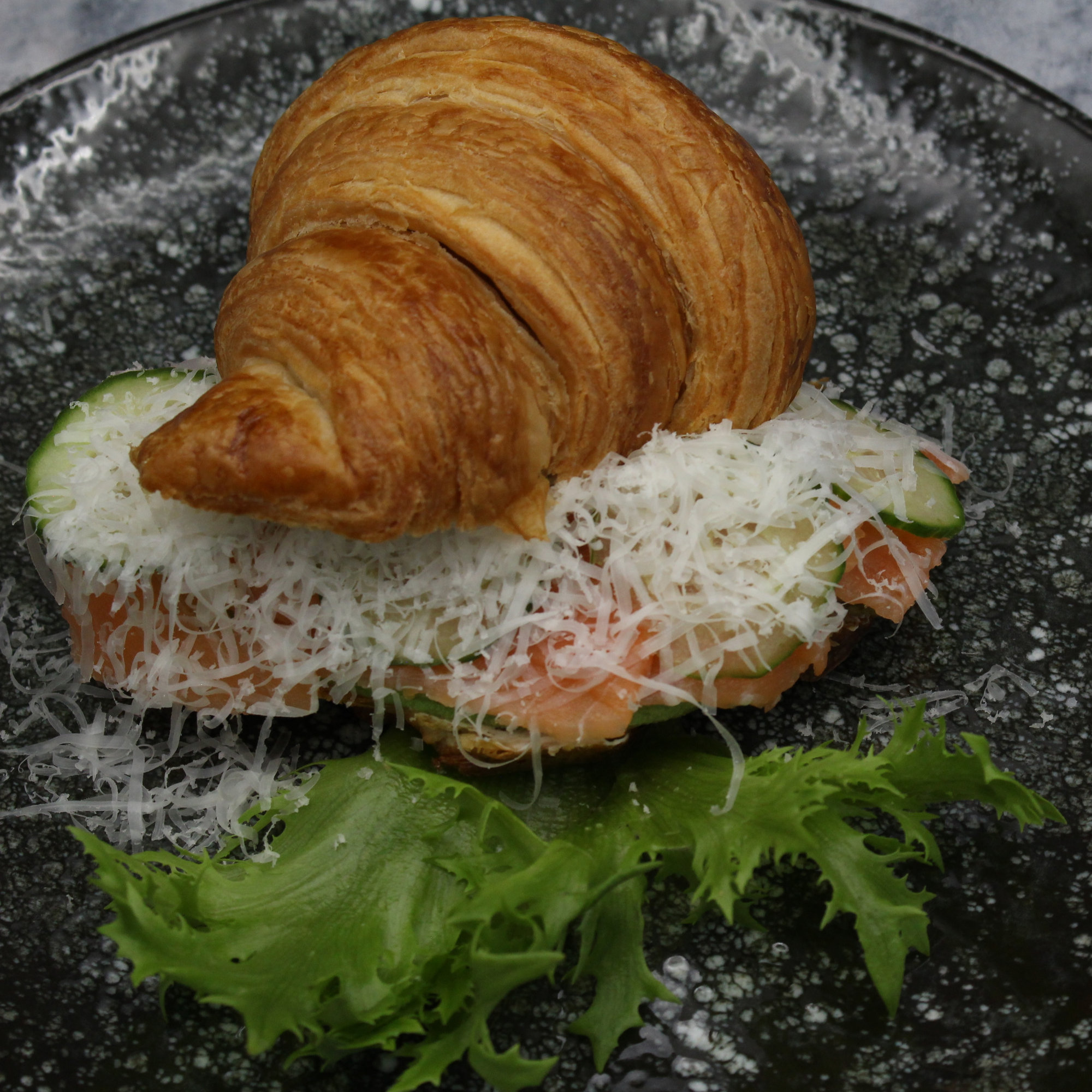 Круассан с лососем и сливочным сыром