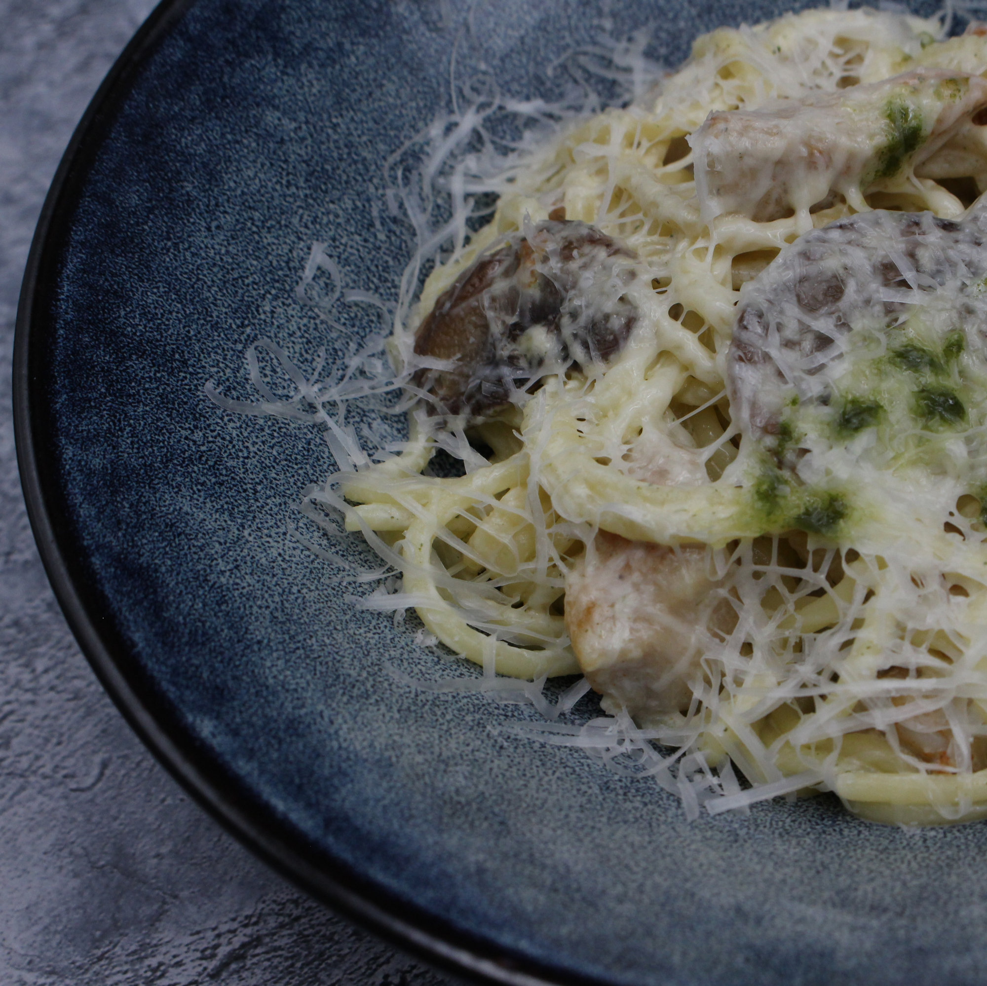 Паста с курицей и грибами