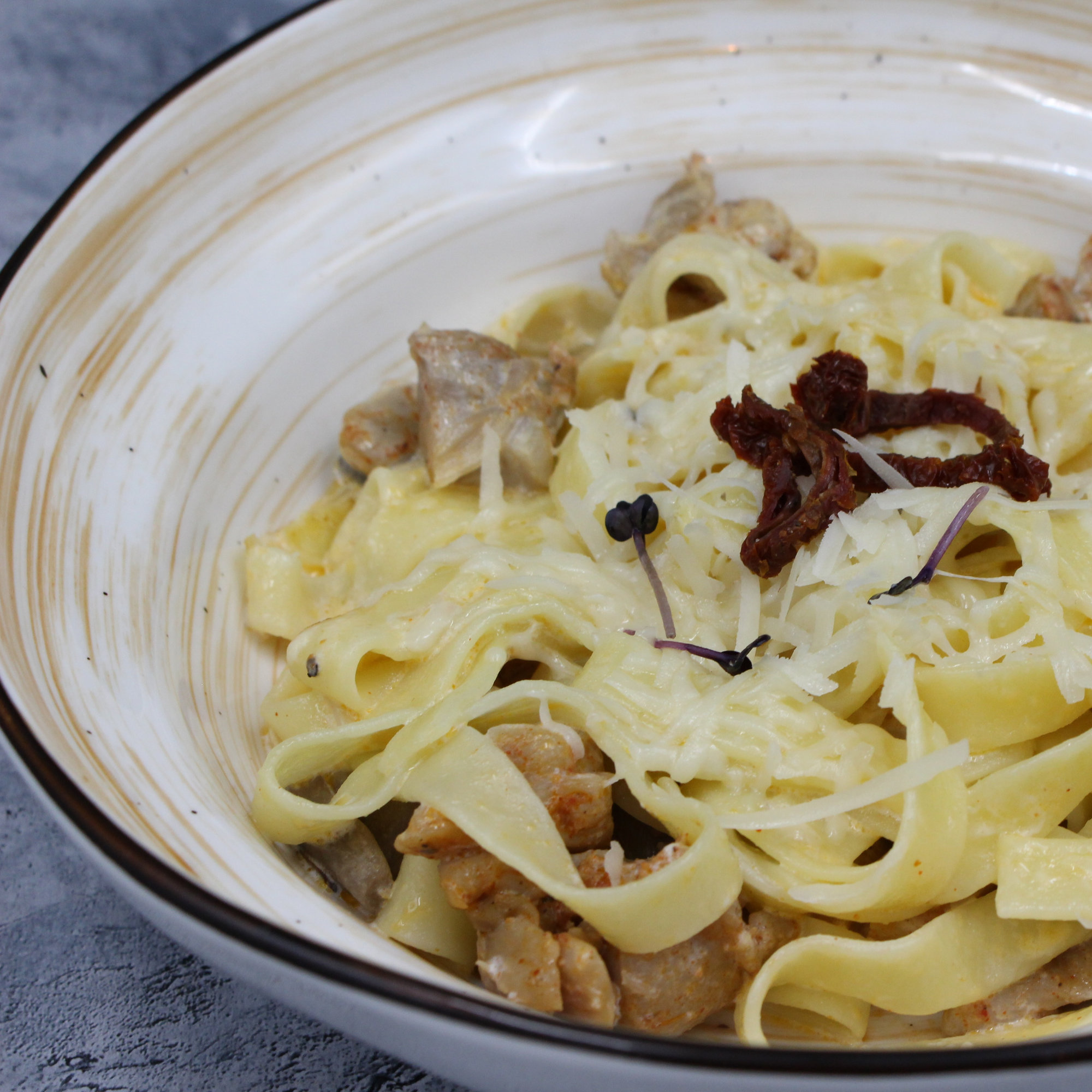 Паста с курицей и грибами