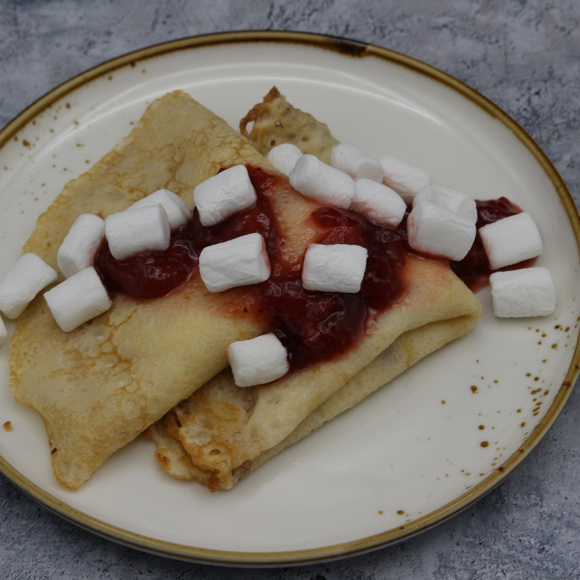 Блинчики с сырным кремом, конфи из клубники и маршмеллоу